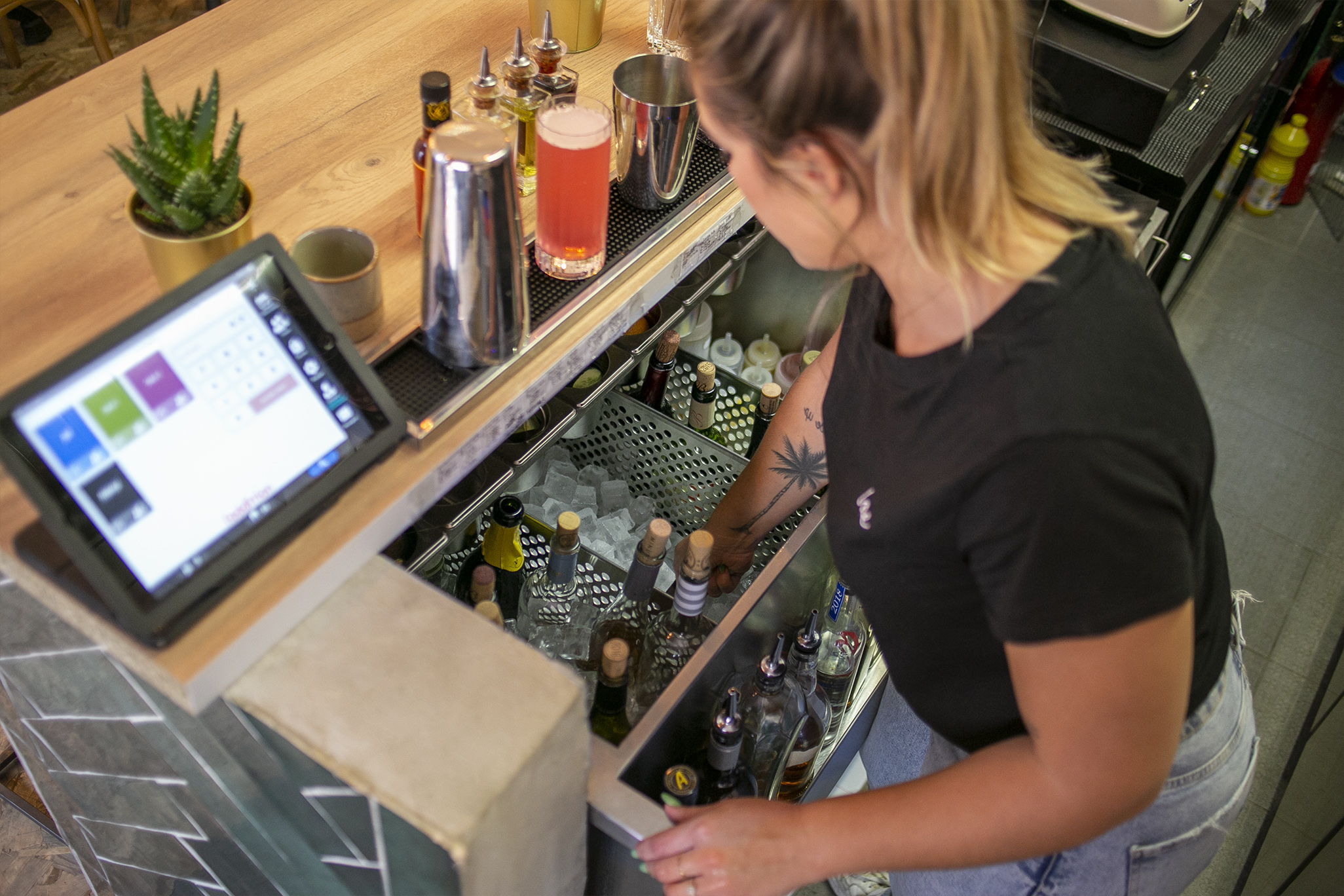 Camille de Love Bird enchaine les cocktails sur la station cocktails Bariste
