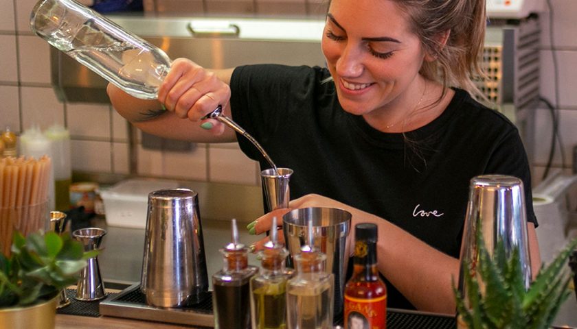 Camille de Love Bird enchaine les cocktails sur la station cocktails Bariste