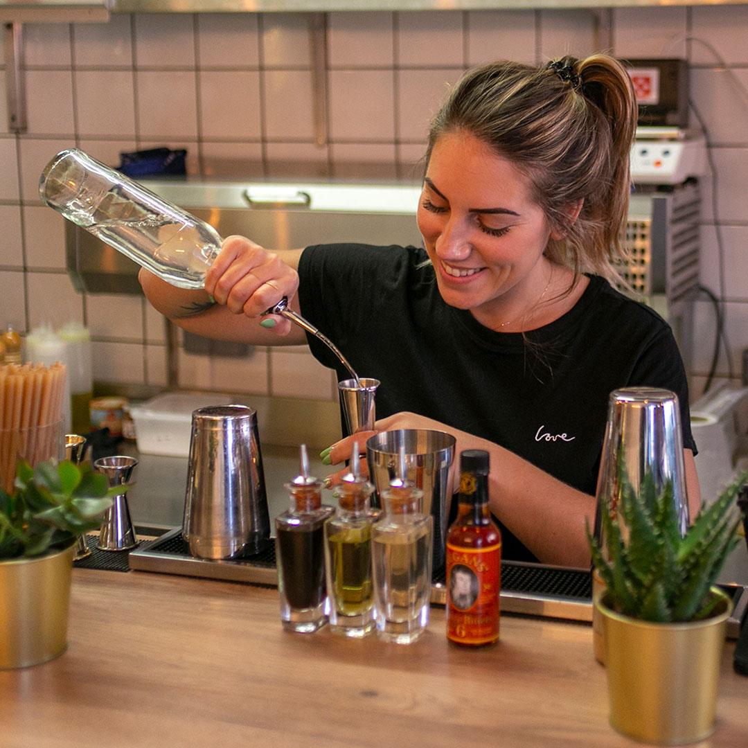 Camille de Love Bird enchaine les cocktails sur la station cocktails Bariste